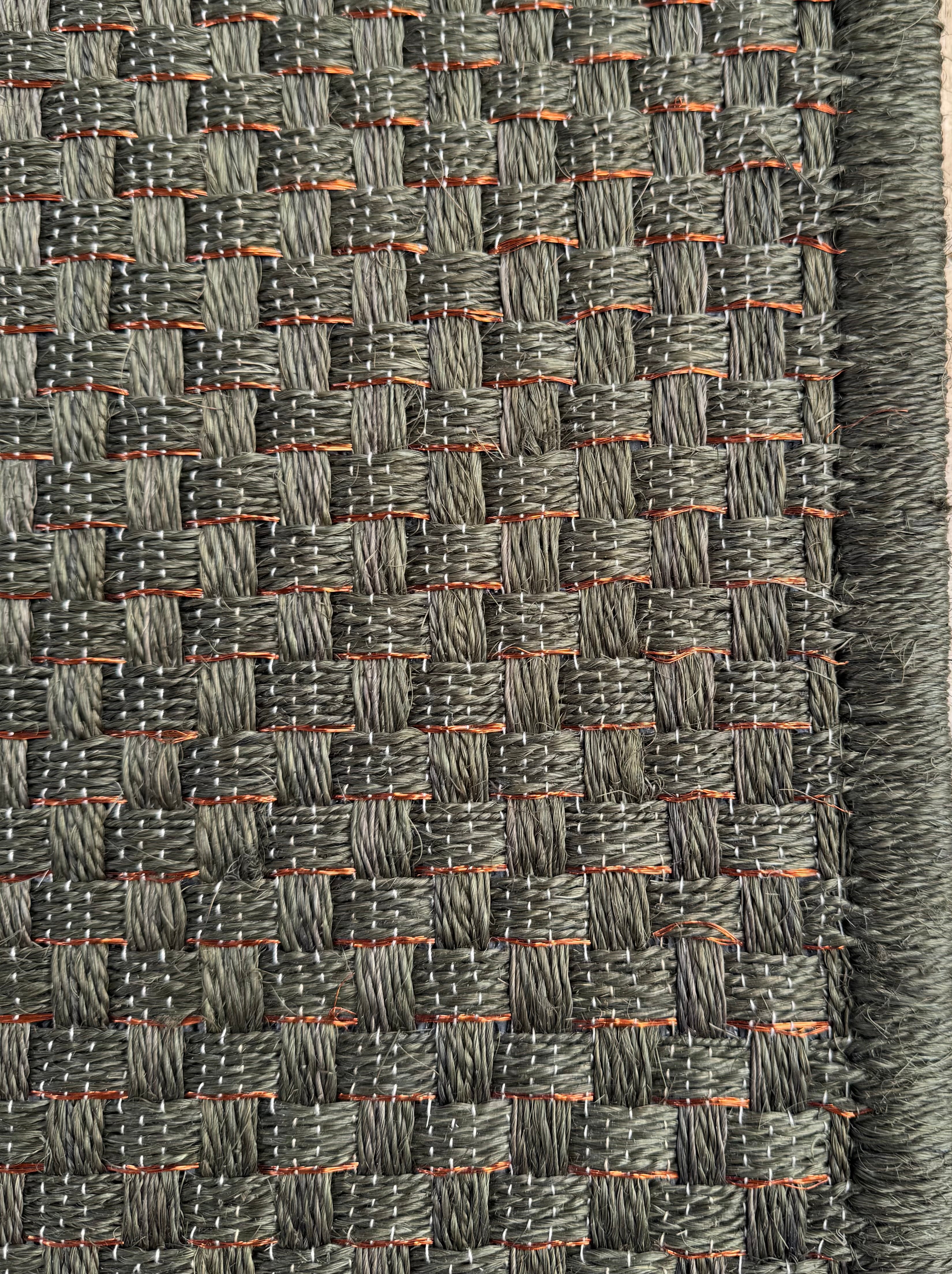 Tapete hecho a mano en Fibra Natural / Tejido Canasto / Fique + Cobre / Esquineros en cobre + Bordes en fique