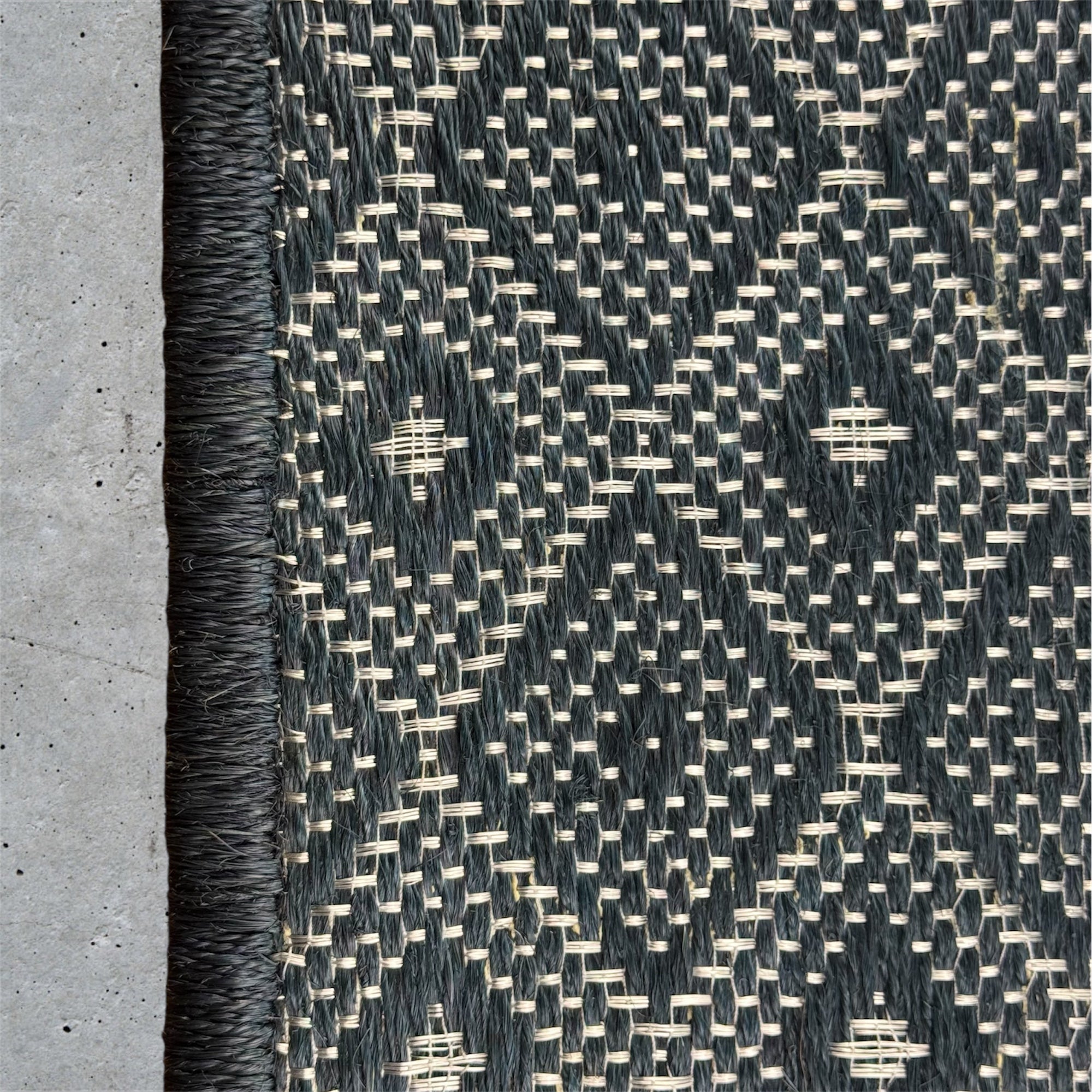 Tapete Tejido Romboidal en Fique y Metal Plata