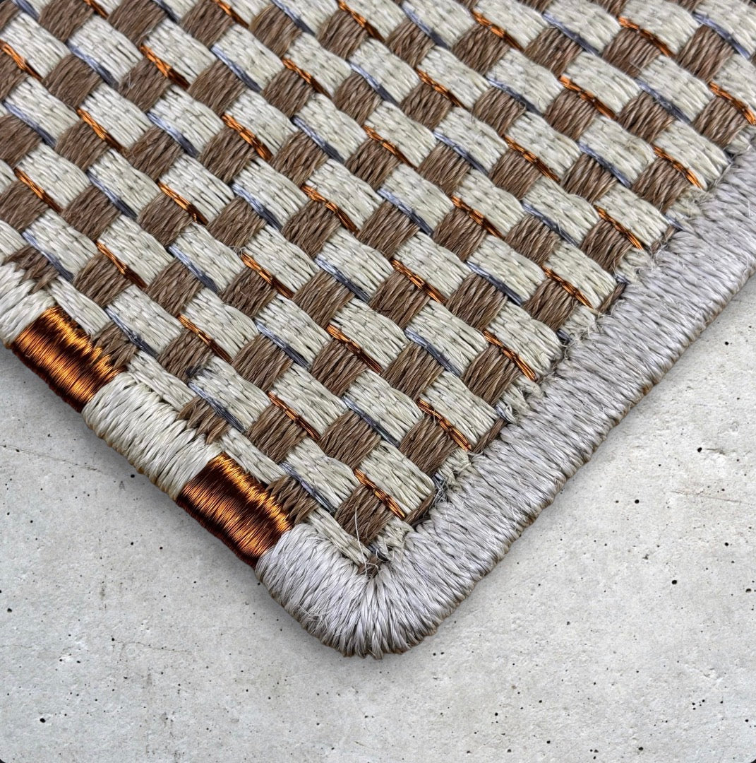 Tapete Tejido Canasto en Fique, cobre y Metal Plata  / Borde Uno a Uno en Cobre