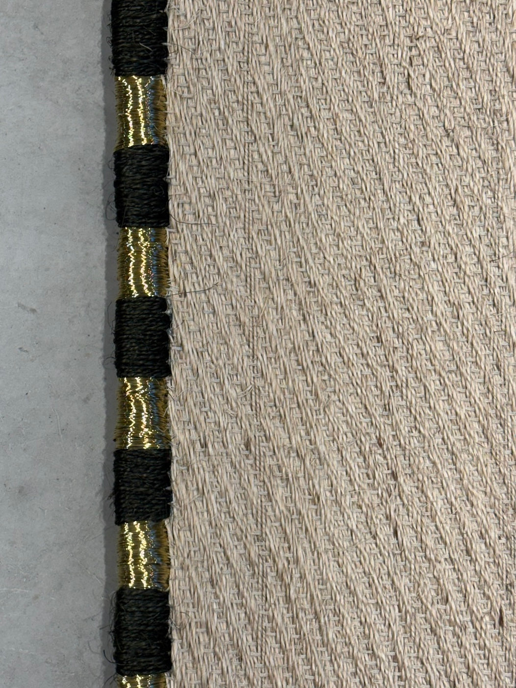 Tapete hecho a mano en Fibra Natural / Tejido Medellín / Fique / Borde Uno a Uno en bronce y Fique Verde Oliva