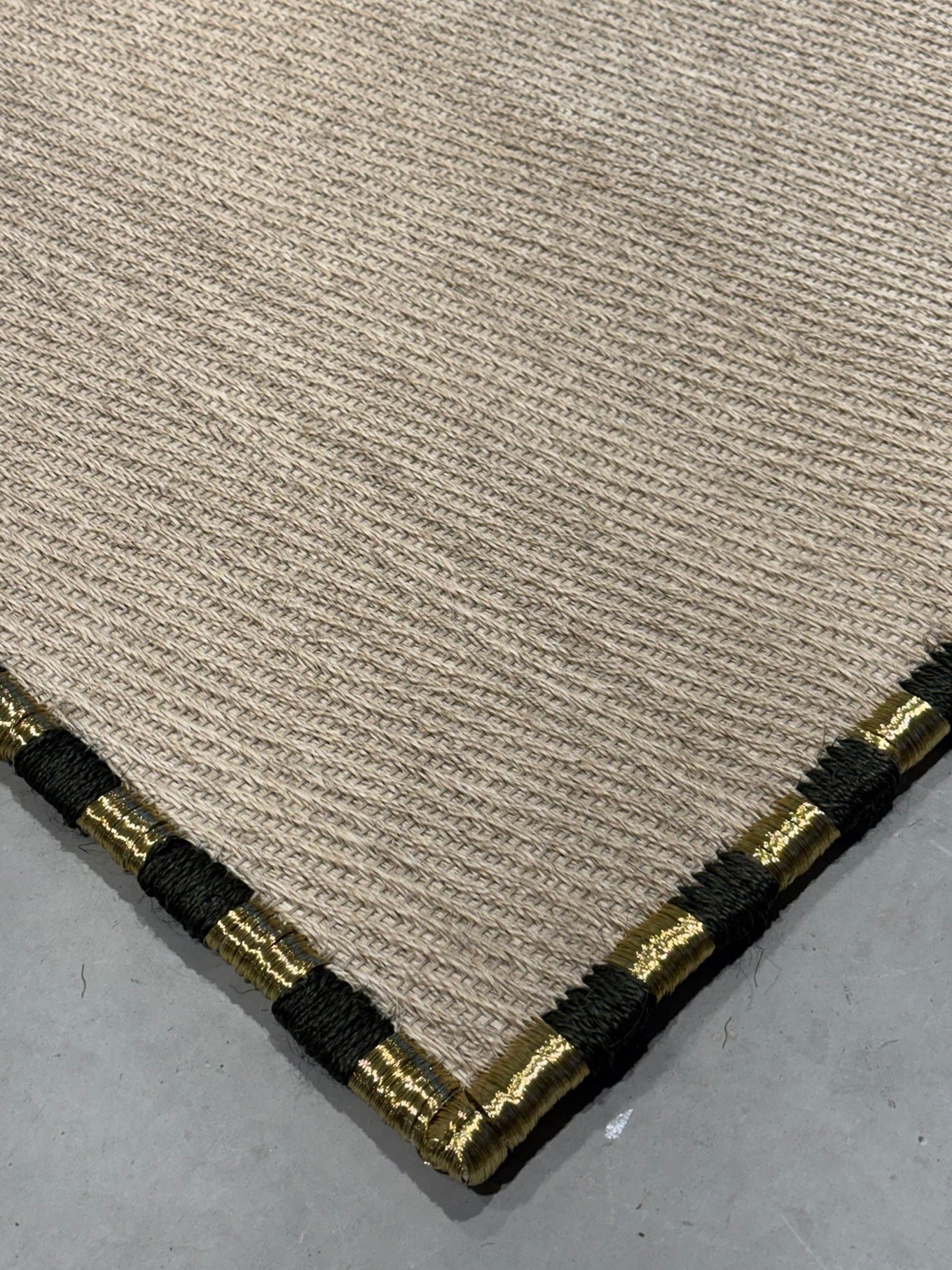 Tapete hecho a mano en Fibra Natural / Tejido Medellín / Fique / Borde Uno a Uno en bronce y Fique Verde Oliva