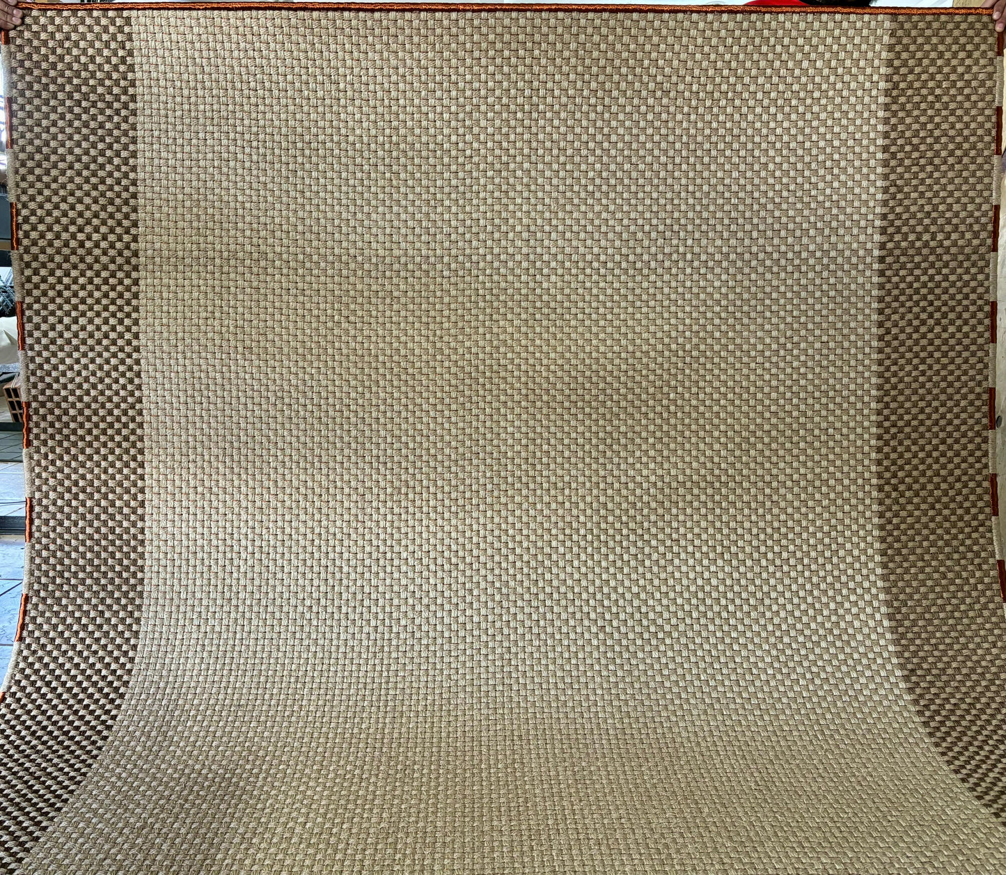 Tapete tejido Canasto combinado en Fique a doble tono con detalle en cobre