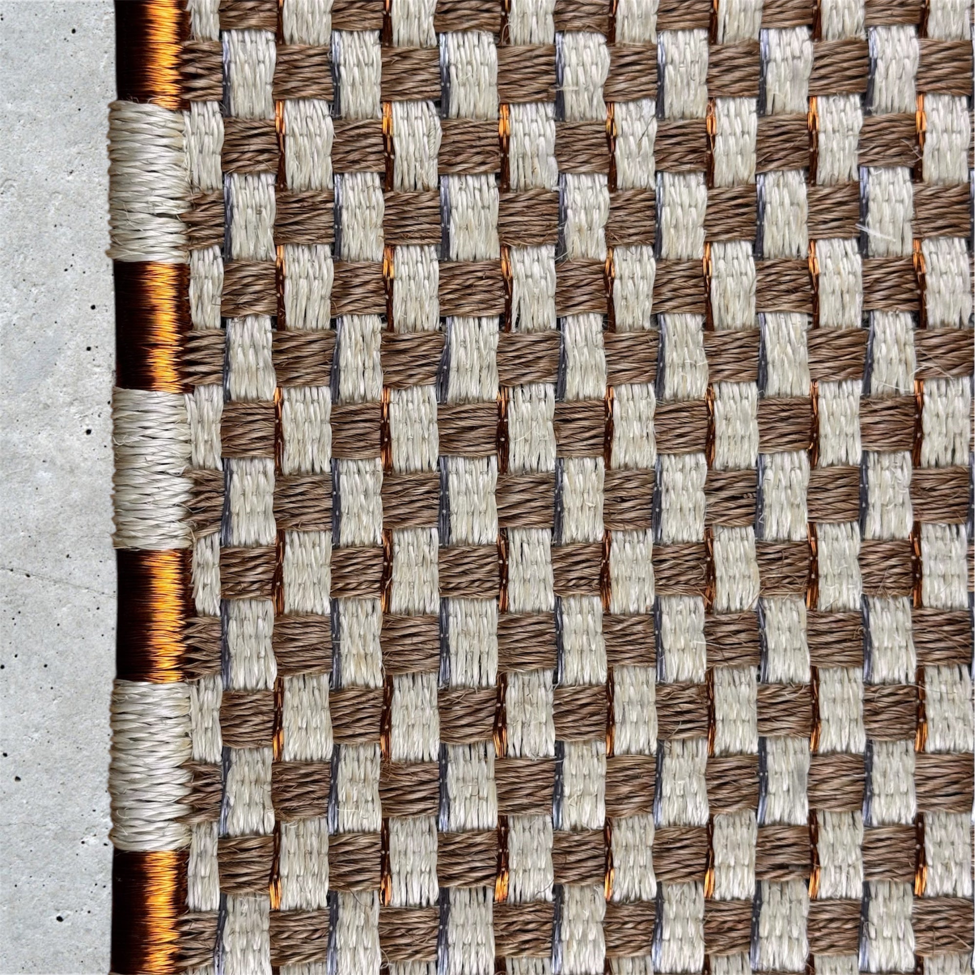 Tapete Tejido Canasto en Fique, cobre y Metal Plata  / Borde Uno a Uno en Cobre