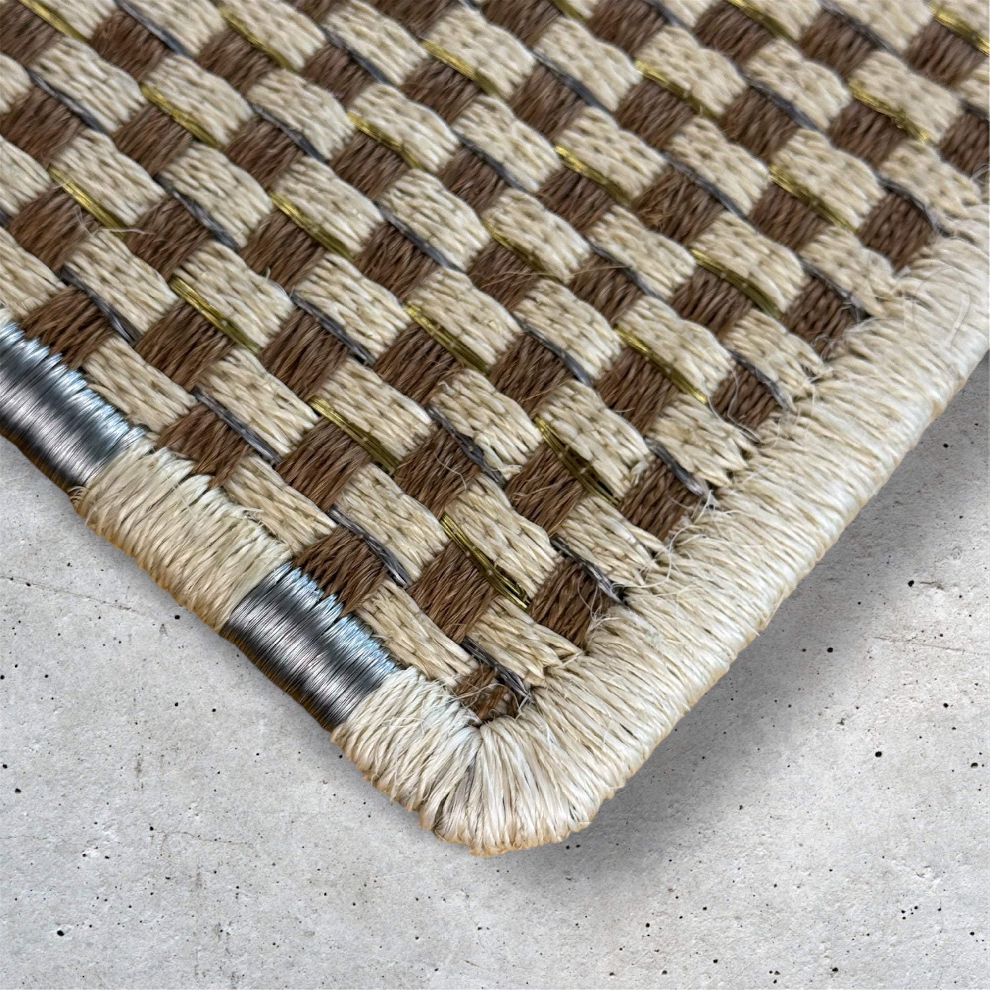 Tapete Tejido Canasto en Fique, bronce y Metal Plata  / Borde Uno a Uno