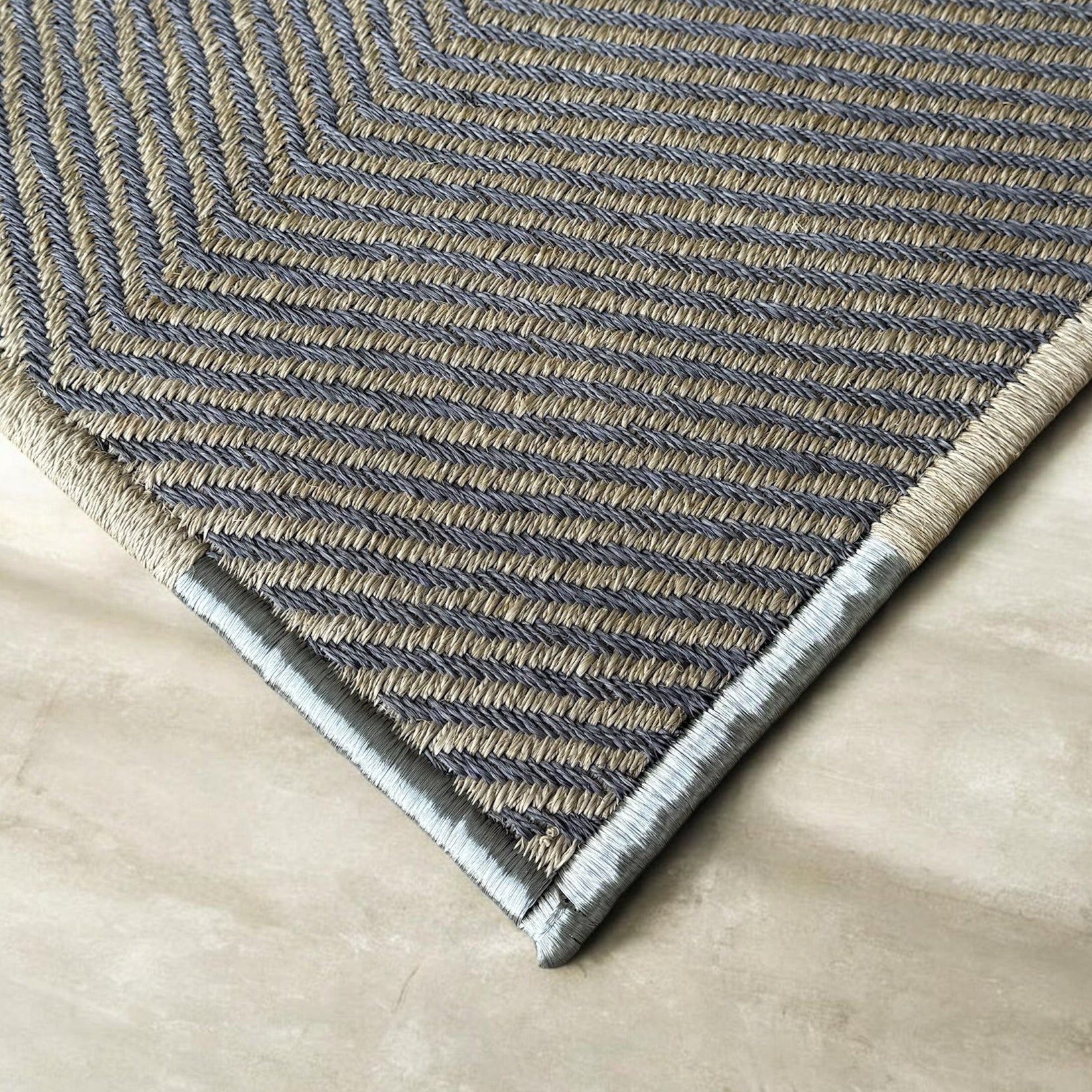 Tapete hecho a mano en Fibra Natural / Tejido Praga / Fique + Metal Plata / Esquineros en Metal Plata + Bordes en Fique