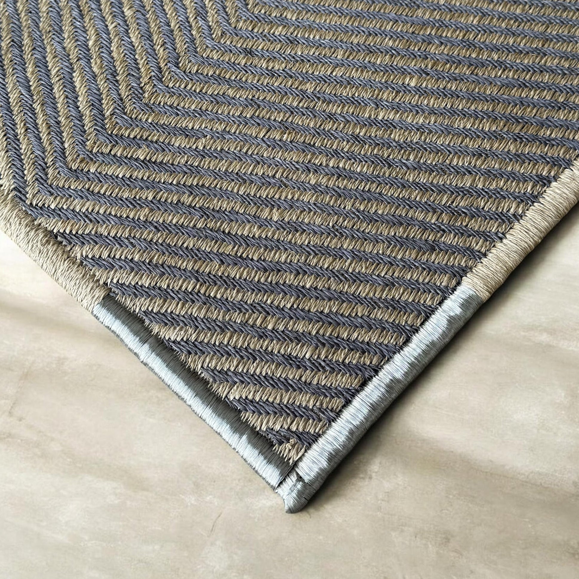 Tapete hecho a mano en Fibra Natural / Tejido Praga / Fique + Metal Plata / Esquineros en Metal Plata + Bordes en Fique