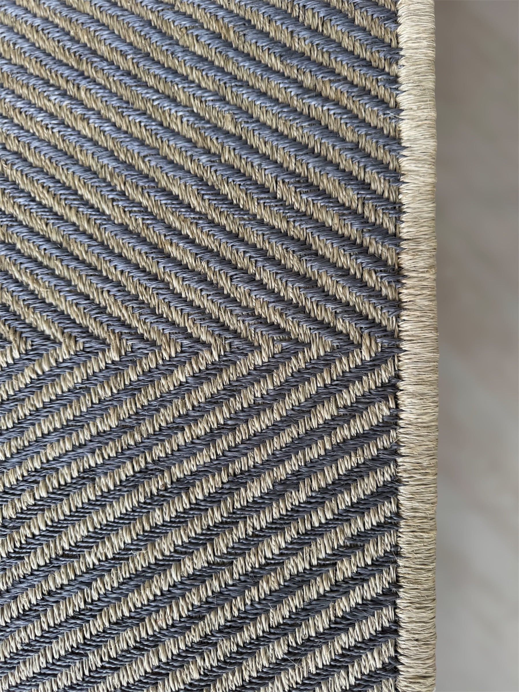 Tapete hecho a mano en Fibra Natural / Tejido Praga / Fique + Metal Plata / Esquineros en Metal Plata + Bordes en Fique