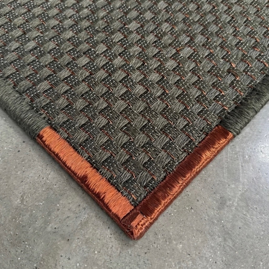 Tapete hecho a mano en Fibra Natural / Tejido Canasto / Fique + Cobre / Esquineros en cobre + Bordes en fique