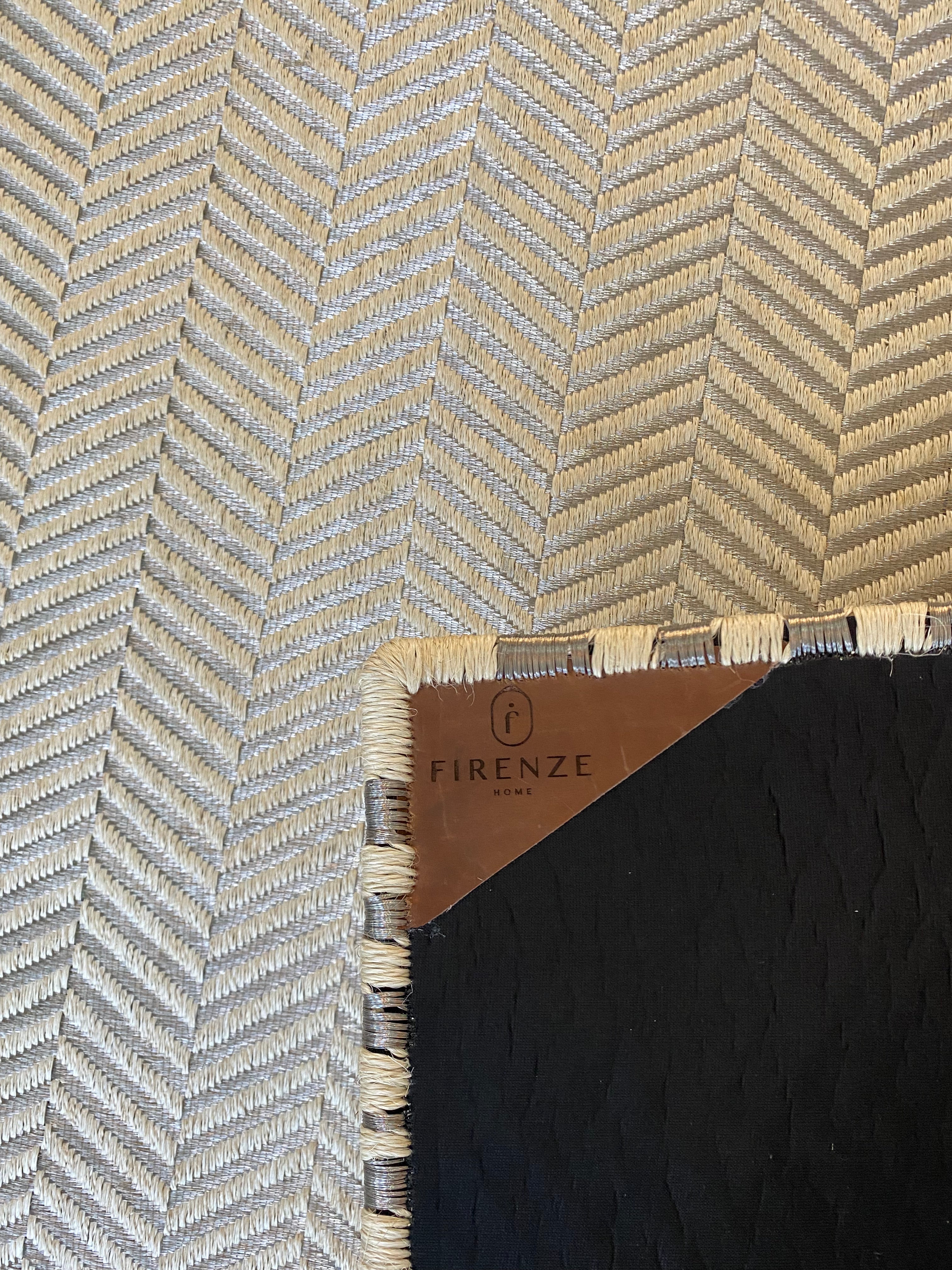 Tapete Tejido Espina de Pescado en Fique y Metal Plata + Borde uno a uno