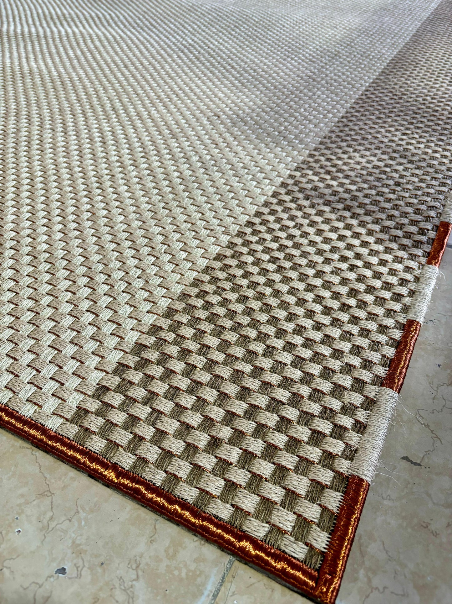 Tapete tejido Canasto combinado en Fique a doble tono con detalle en cobre