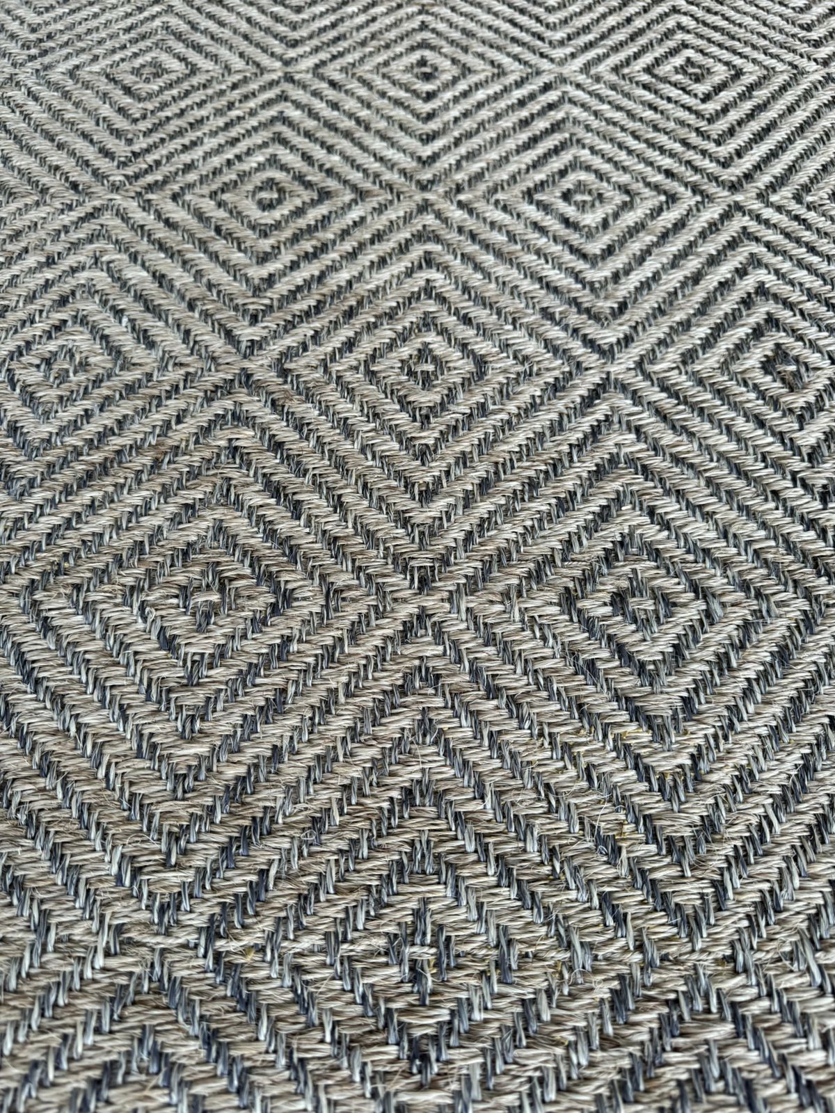 Tapete Tejido Maya en Fique Y Detalles en Metal Plata