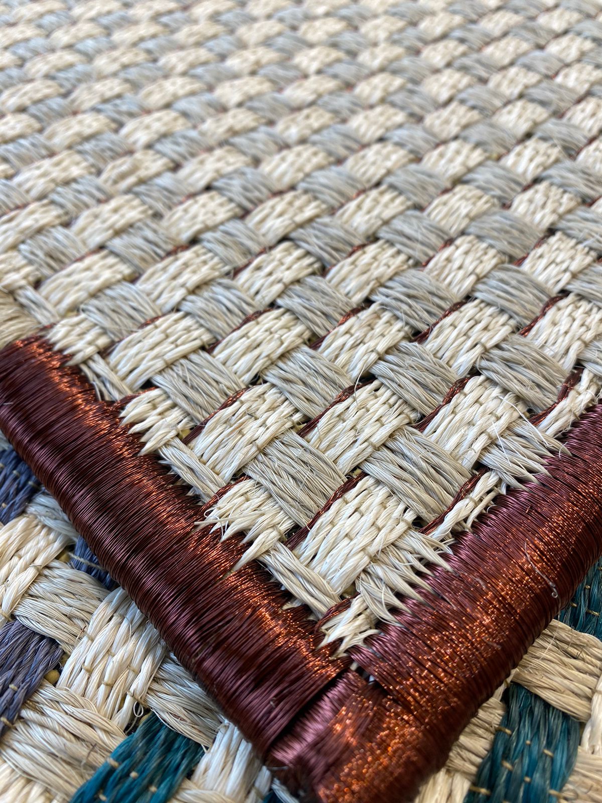 Tapete Tejido canasto en Fique  con Cobre Uva